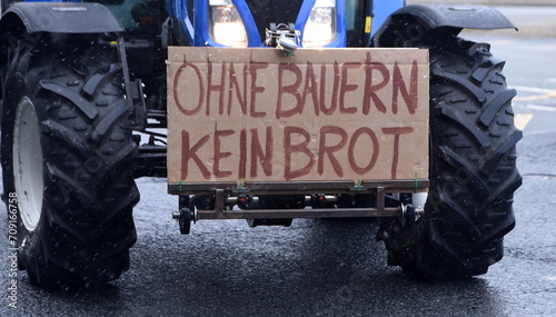 Transparent an einem Traktor: "Ohne Bauern kein Brot"