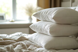 Detalle de almohadas mullidas y sábanas suaves para resaltar la comodidad del descanso adecuado