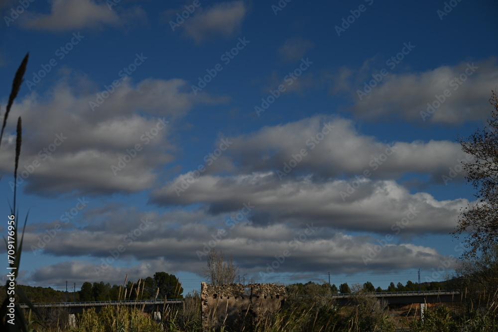 Paisaje de campo con cielo nublado