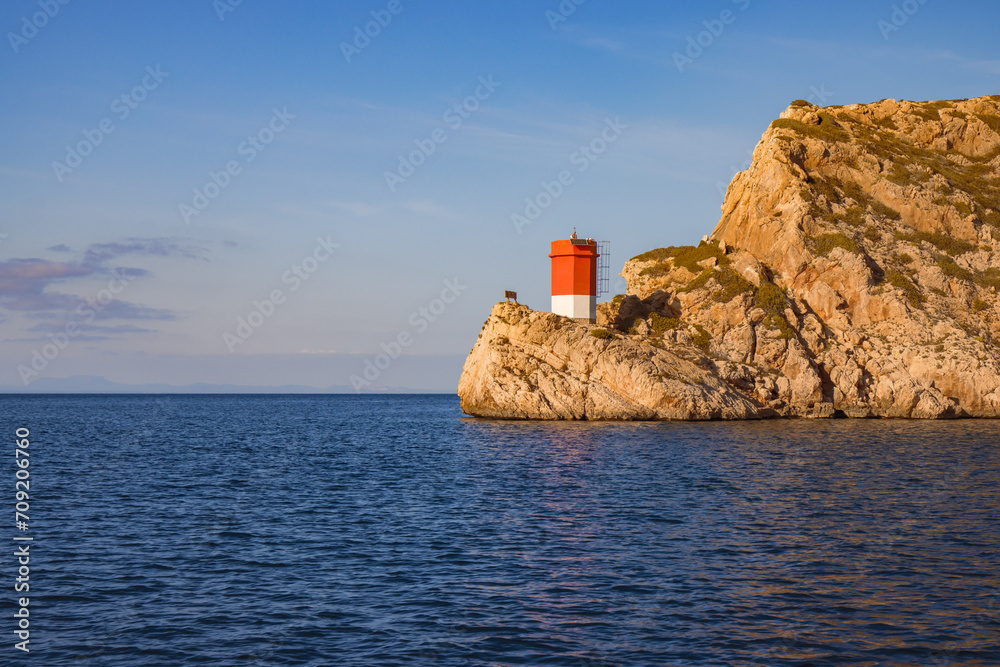 Leuchtturm von Castell de Cabrera vor der Insel Mallorca im Mittelmeer