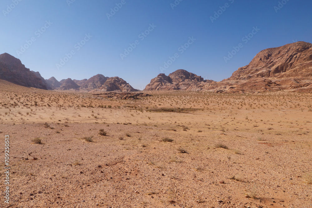 Trekking Tour im Wadi Rum eine geschützte Wüstenwildnis im südlichen Jordanien. Sie verfügt über beeindruckende Sandsteinberge, Sanddünen und Felsbögen.