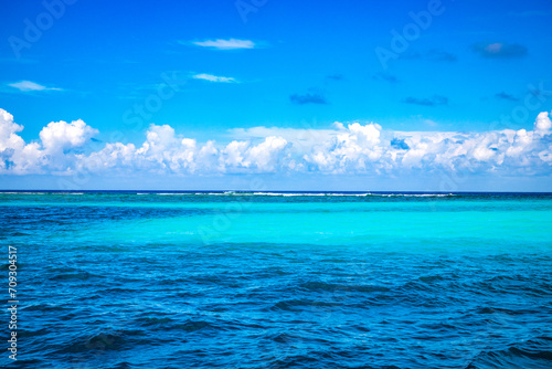 background of turquoise sea and blue sky © Melinda Nagy