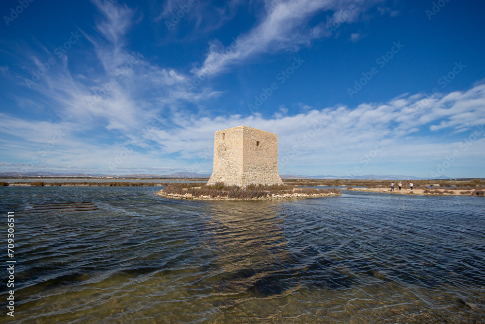 En la provincia de Alicante las salinas de Santa Pola y su Torre de Tamarit en un paraje natural muy bello