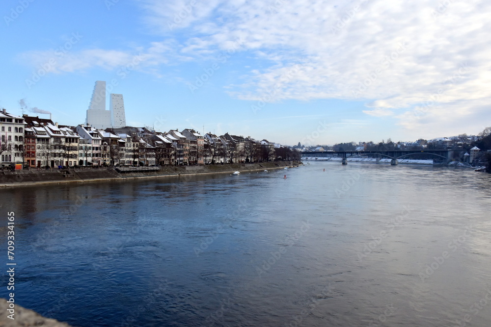Der Rhein in Basel im Winter