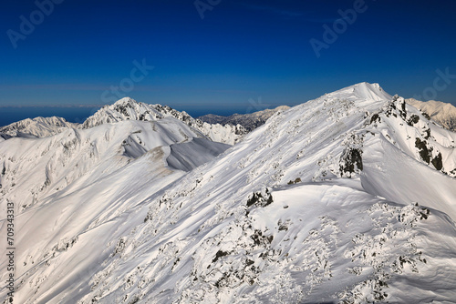 冠雪の北アルプスの立山と剱岳 © Taka Mountain