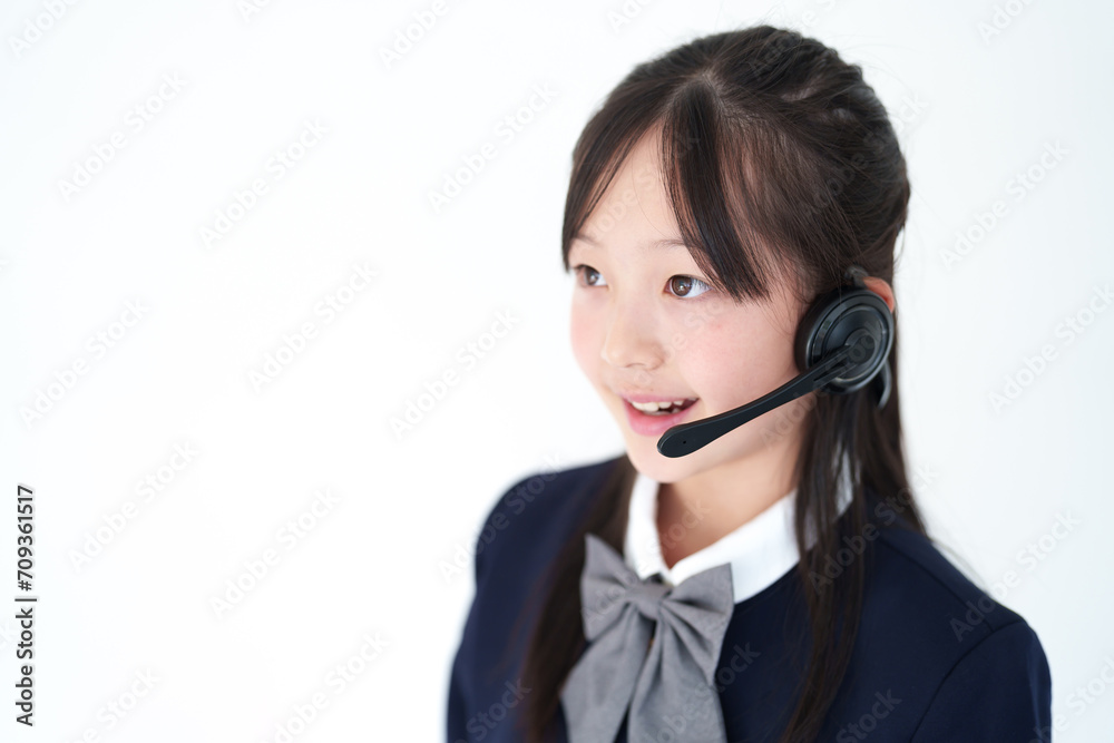 ヘッドセットを使う小学生の女の子 ヘッドセットを使う小学生の女の子