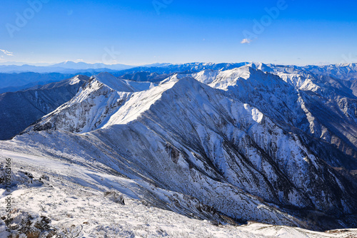 冠雪の谷川連峰の稜線