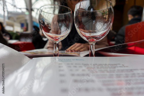verres ballon dans un restaurant avec la carte des plats
