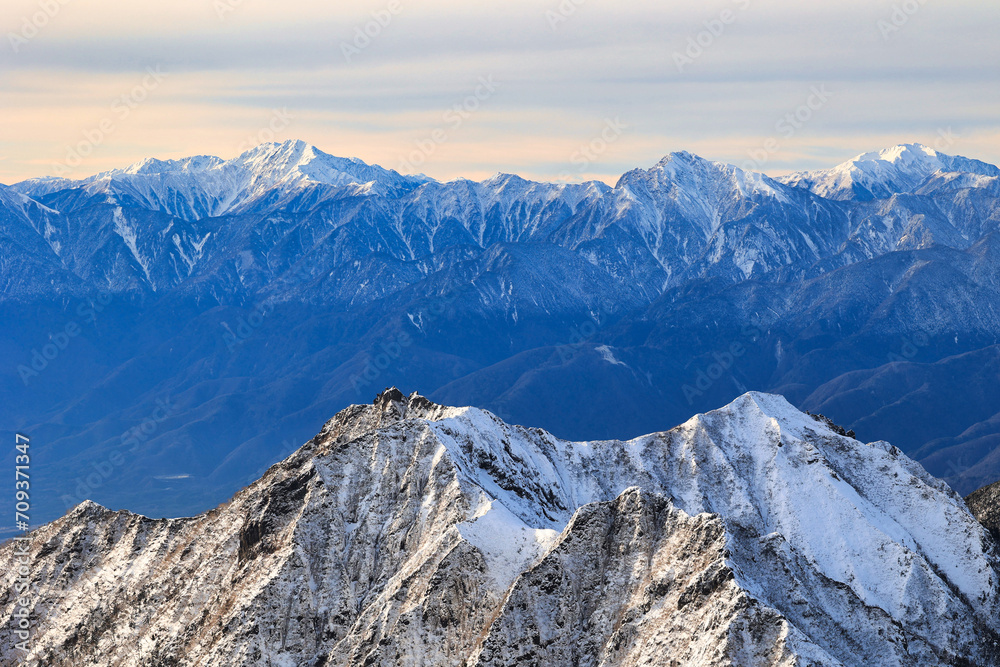 冠雪の八ヶ岳連峰の権現岳と南アルプスの稜線