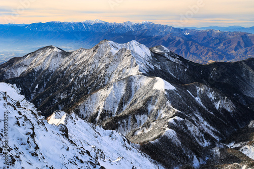 冠雪の八ヶ岳連峰の権現岳と南アルプス