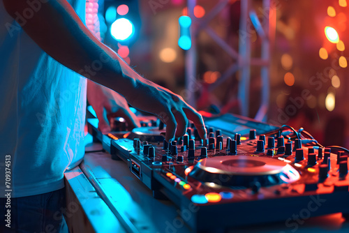Elektronische Vibes: Ein DJ am Mixer sorgt für pulsierende Beats und eine mitreißende Atmosphäre in der Clubszene, ein Bild der lebendigen Musikunterhaltung © Seegraphie