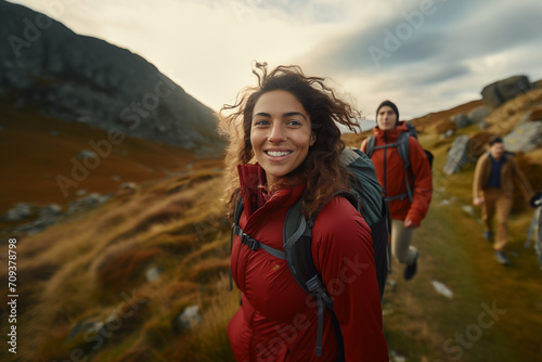 mujer joven excursionista haciendo senderismo en la montaña photo