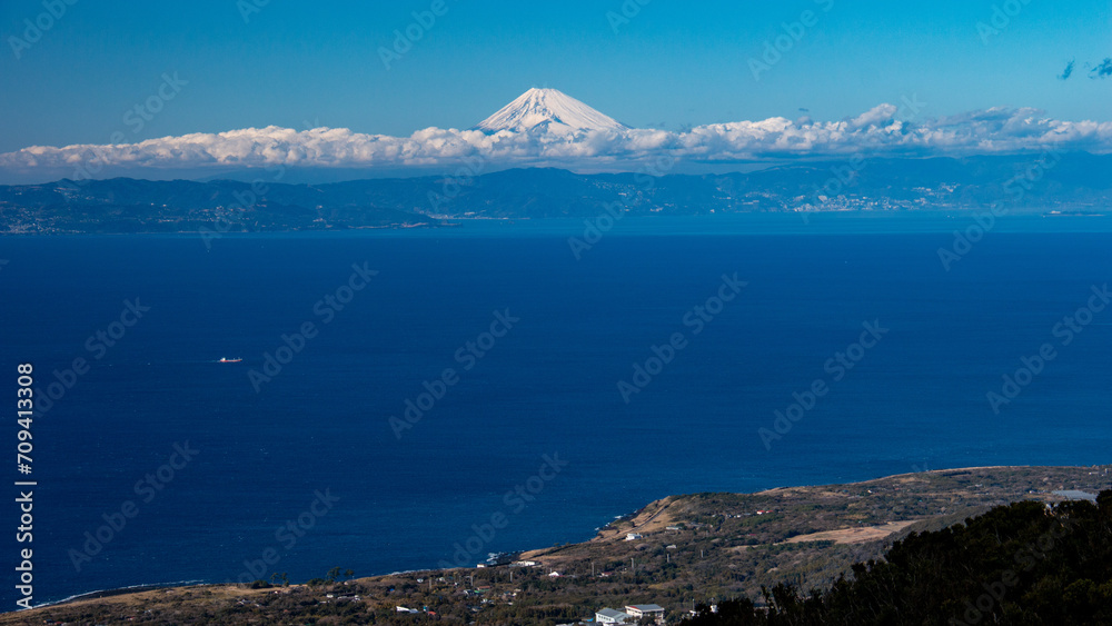 伊豆大島の冬　三原山から荒海越しの富士の絶景　