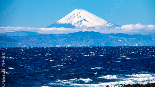 伊豆大島の冬 荒海越しの富士の絶景 