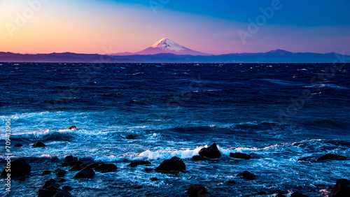 伊豆大島の冬　夕日に染まる海越しの富士の絶景　