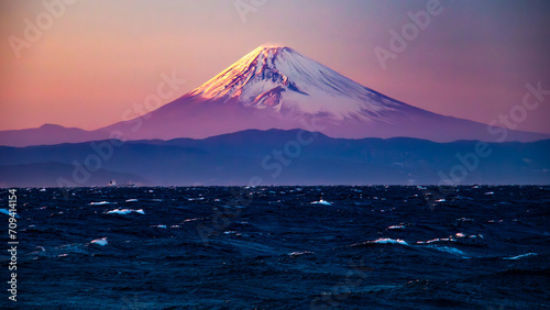 伊豆大島の冬　夕日に染まる海越しの富士の絶景　