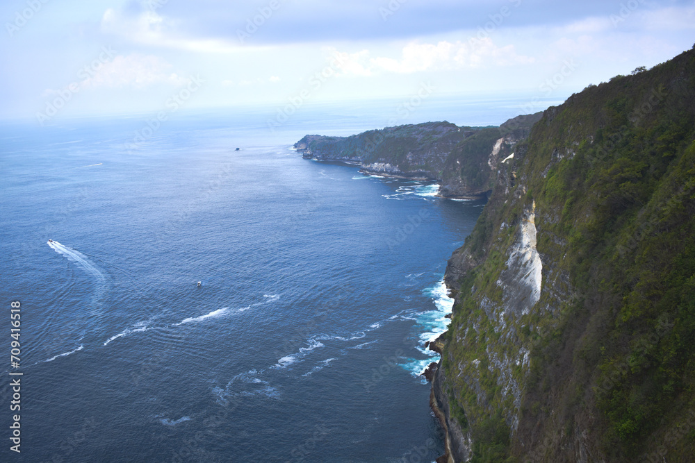 Obraz premium Kelingking Beach in Nusa Penida Island, Bali, Indonesia. Beautiful beach and ocean