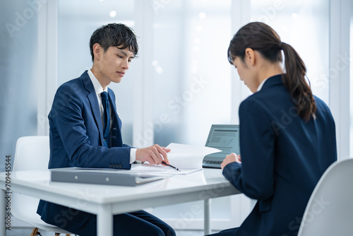 怒りを訴える男性ビジネスマン 