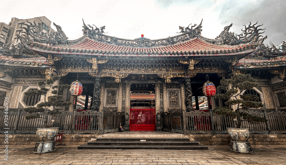 Obraz premium Lungshan Temple in Taiwan. Chinese folk religious temple.