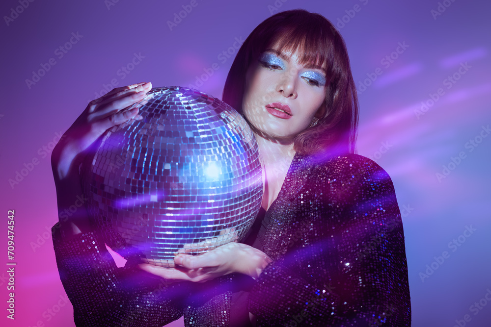 Naklejka premium stunning disco girl