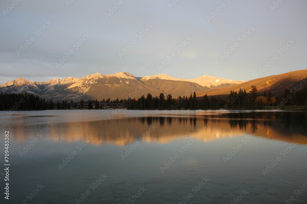 Fototapeta premium Sunset On The Lake, Jasper National Park, Alberta