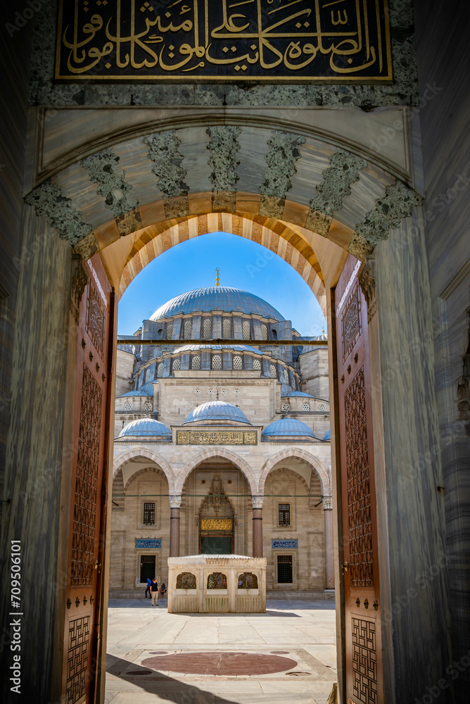 Paisaje urbano típico con antiguas mezquitas en la ciudad árabe Arquitectura islámica en la estructura urbana Tradición cultural de la religión islámica en la ciudad turca