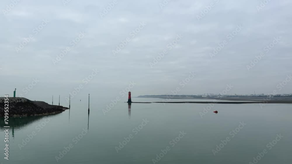 Entrée port des minimes de la rochelle sans aucune navigation marée basse et brume.