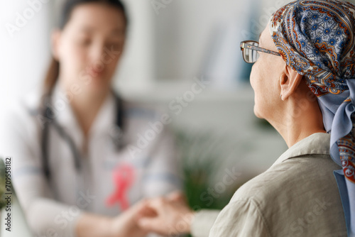 Фотография Female patient listening to doctor