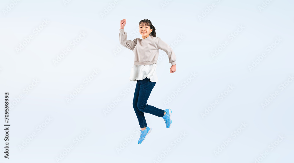 ジャンプする女の子の全身写真(切り抜き背景透過PNGも販売しております。作成者リンクから「PNG」で検索してください) ジャンプする女の子の全身写真(切り抜き背景透過PNGも販売しております。作成者リンクから「PNG」で検索してください)