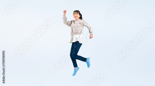 ジャンプする女の子の全身写真（切り抜き背景透過PNGも販売しております。作成者リンクから「PNG」で検索してください）