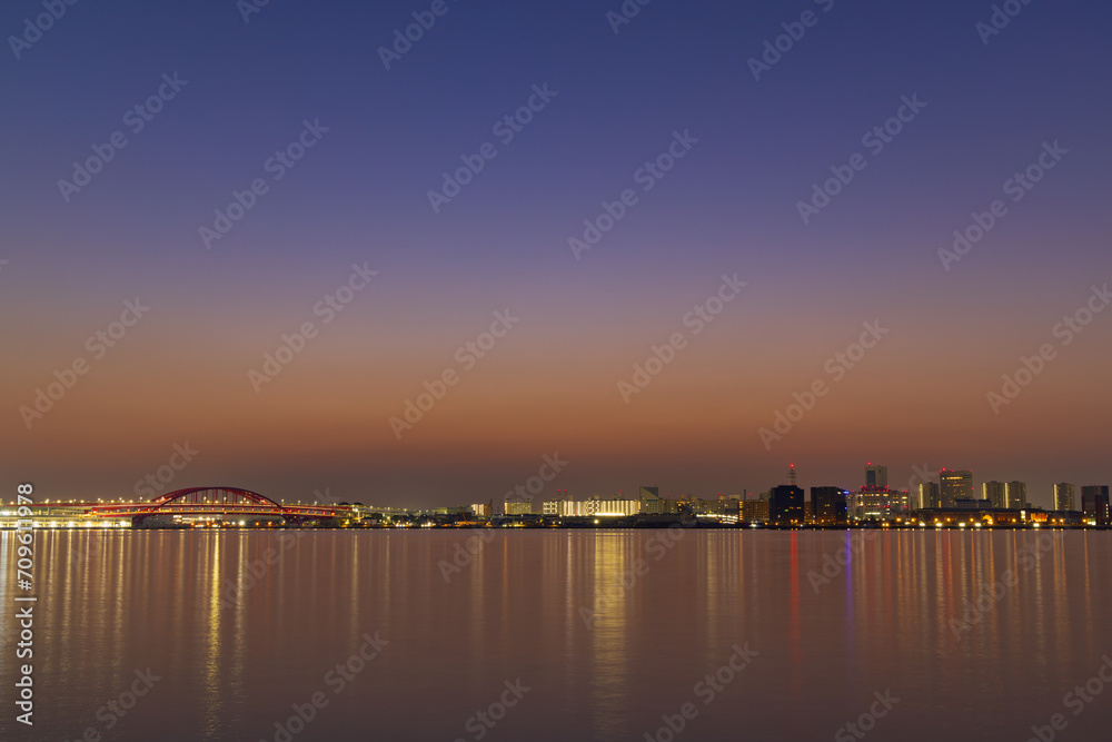 ハーバーランドから眺める夜明けの神戸港　神戸市中央区にて（前方に見えるのは神戸大橋・ポートアイランド）