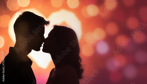 silhouette couple amoureux Saint Valentin amour mariage fiançailles, carte avec cœur en fond et flou bokeh pour espace de copie titre texte rouge orange  photo