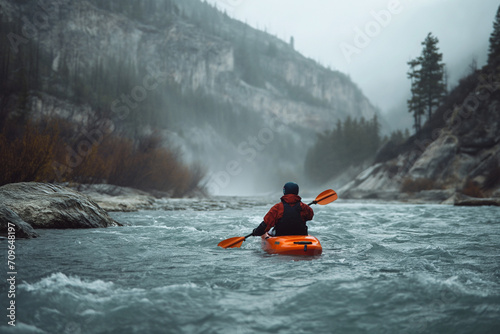 Wildwasser Kajakfahren, Kayaking mit voller Ausrüstung, nebliges Wetter im Herbst/Winter, Berglandschaft, 