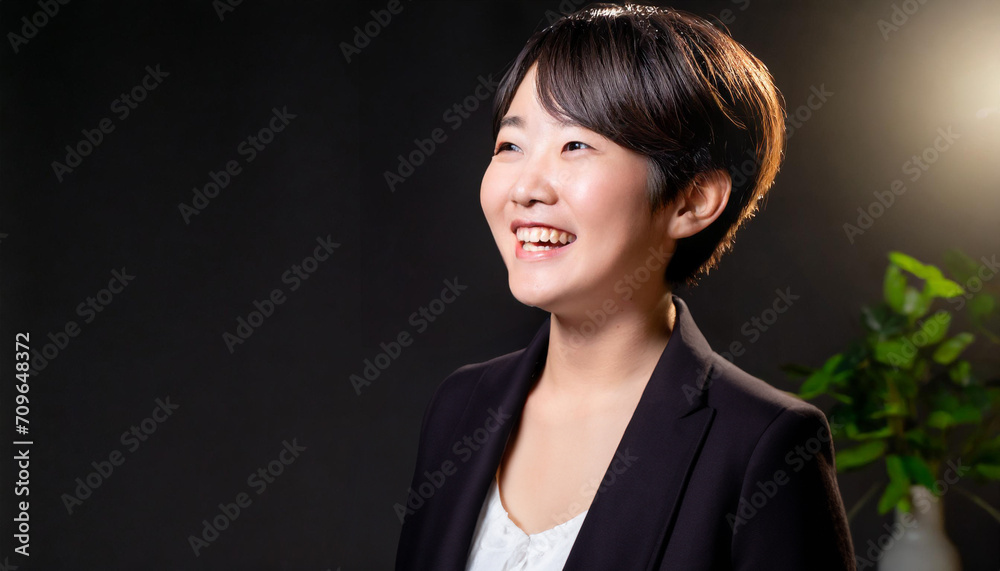 笑顔の若いビジネスウーマン