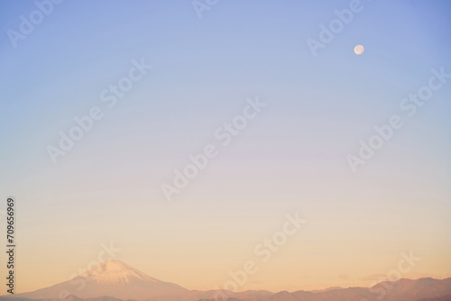 朝焼けの富士山と月