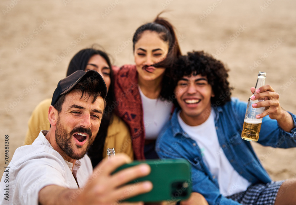 Obraz premium fun beach summer youth friend young woman friendship selfie photo phone smartphone taking mobile camera social smart photograph drink beer vacation