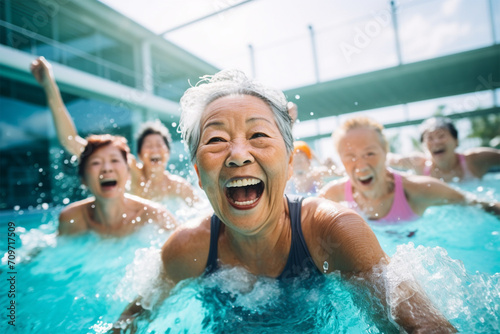 プールで運動しているシニア女性 © bephoto