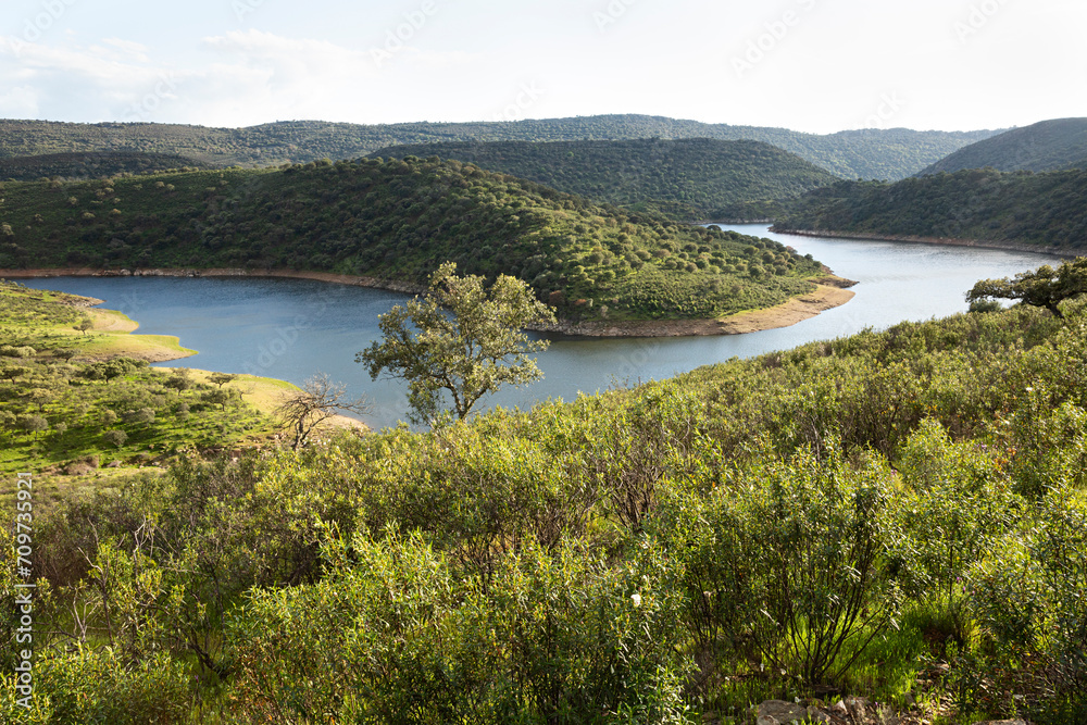 Paisaje del río Tajo a su paso por  el parque nacional de Monfragüe, Cáceres.