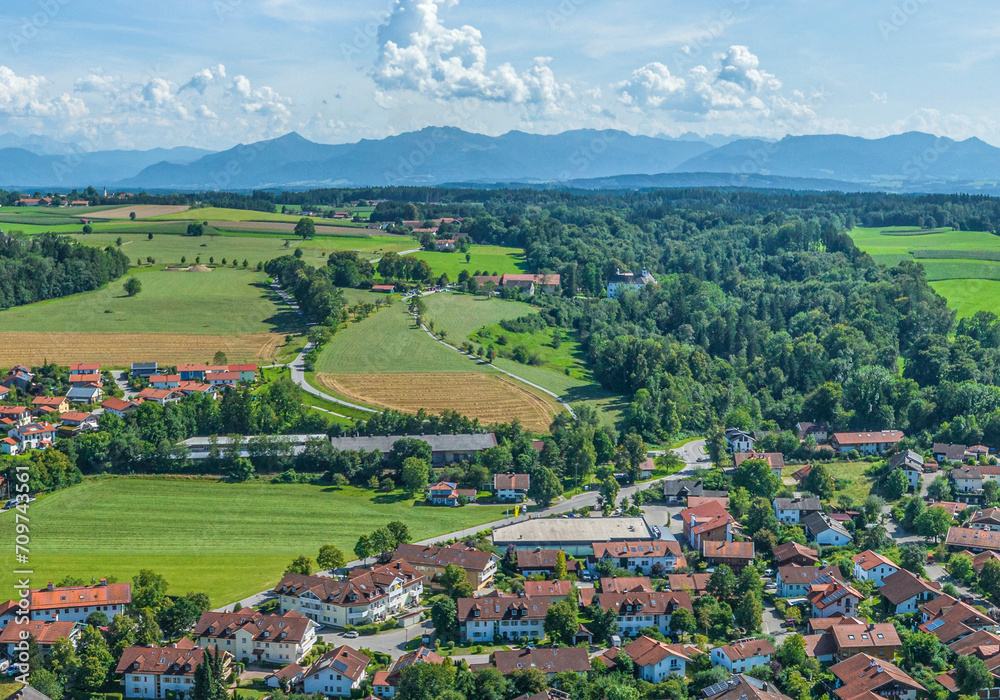 Amerang im Kreis Rosenheim in Oberbayern, Blick über den Ort zum Schloss Amerang
