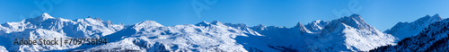 vue ultra panoramique sur une chaîne de montagnes enneigées des alpes