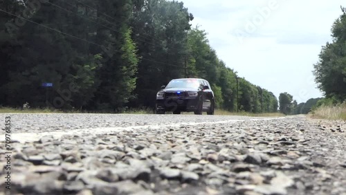 Polizeiwagen rast über Landstraße in den USA