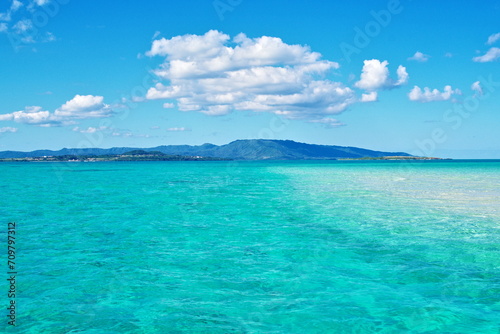 沖縄県浜島の青い海