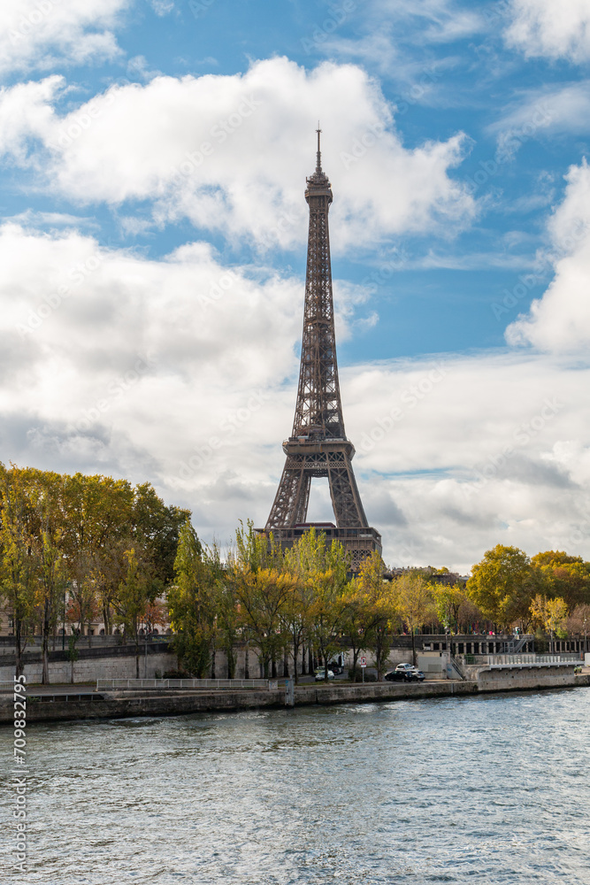 Fototapeta premium Eiffel Tower across the Seine
