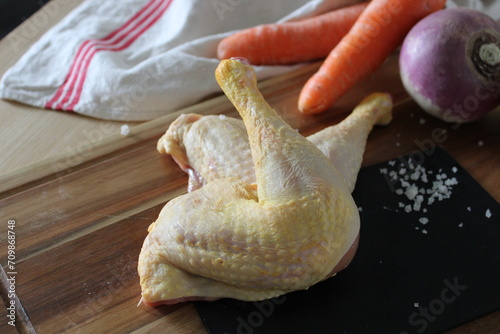 Cuisses de poulet, viande crue, sur la table en bois de la cuisine photo