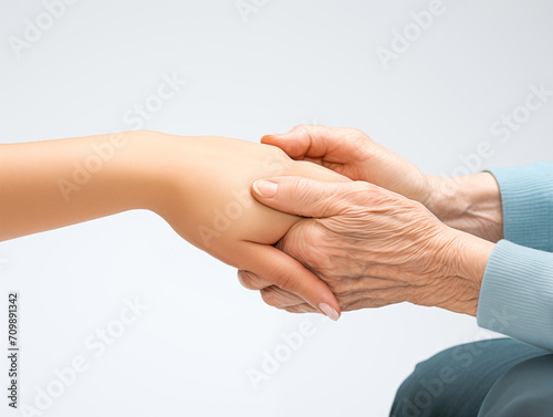 お年寄りと手を繋ぐ手元のクローズアップ