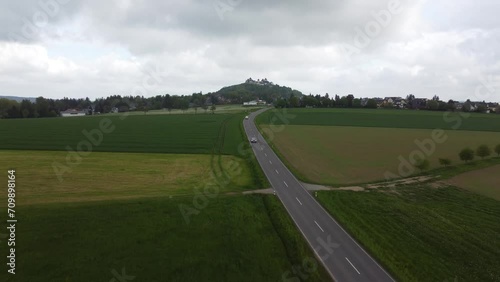 Drohnenflug über eine Landschaft