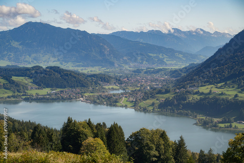 Berglandschaft in der Nähe von Immenstadt im Allgäu mit einem Blick auf den Großen Alpsee.