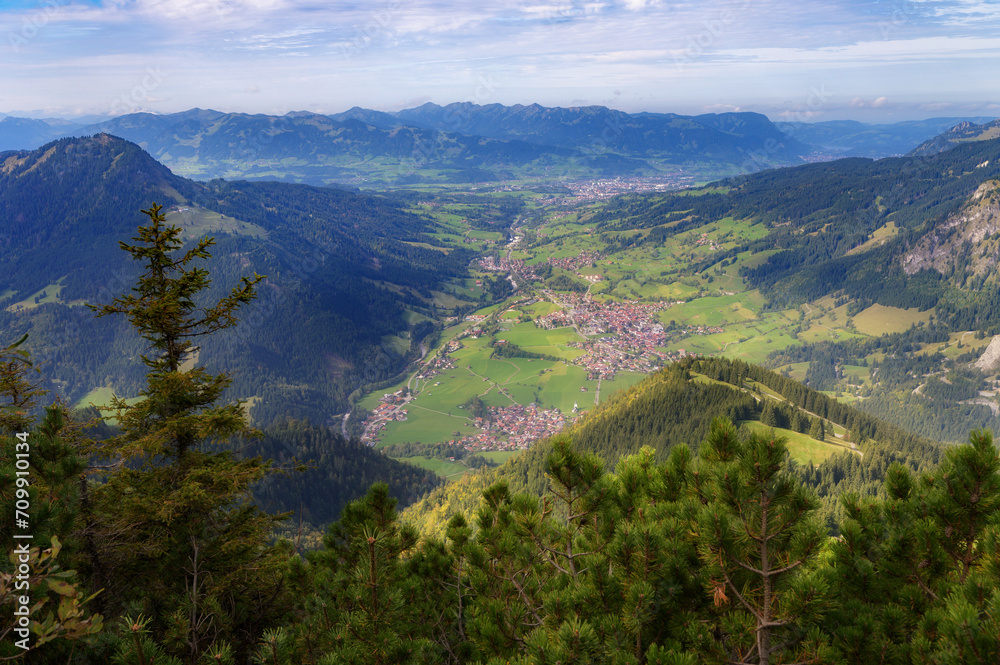 Berglandschaft in der Nähe von Bad Hindelang und Oberjoch. Berg Iseler und Schmugglerpfad.