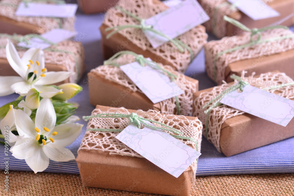 Φωτογραφία Wedding favours brown craft guest gift boxes with cotton lace, green ribbon and