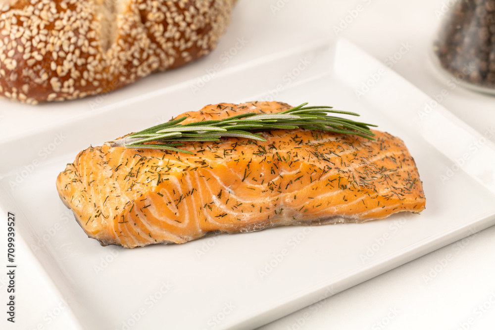 Geräucherter Lachsstreifen mit Dill angerichtet auf einem weißen Teller Geräucherter Lachsstreifen mit Dill angerichtet auf einem weißen Teller